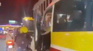 Phẫn nộ tài xế xe buýt mở cửa đập trúng người đi xe máy: Đã bị phạt và đình chỉ công tác