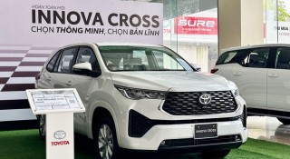 Toyota Innova Cross tái chiếm ngôi vương xe hybrid, Camry HEV bán vượt bản xăng