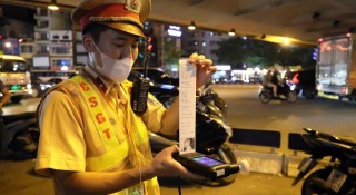 Hà Nội: CSGT dùng máy đo nồng độ cồn gắn camera, tài xế hết đường né lỗi