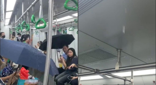 Hành khách 'dở khóc dở cười' khi phải che ô trên tàu metro Cát Linh - Hà Đông