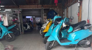 Không lo hết pin giữa đường: Người dùng xe máy điện Sài Gòn sạc pin ngay tại quán cà phê