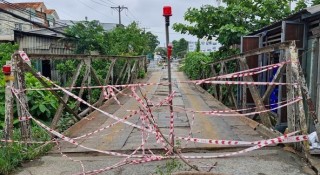 Được người dân cảnh báo, tài xế vẫn cố lái xe ben qua khiến cầu bị sụp lún ở Cần Thơ