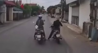 Phẫn nộ hai 'nữ ninja' ngang nhiên dừng xe máy giữa đường để 'buôn chuyện'