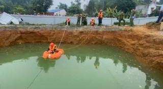 Người và xe máy rơi xuống 'hố tử thần' ở Bắc Kạn