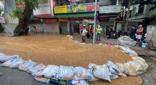 Bùn đất bất ngờ trào lênh láng trên phố khi đào ngầm metro ở Hà Nội