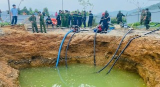 Bắc Kạn: Tìm phương án thay thế sau khi tạm dừng hút nước trong 'hố tử thần' do nguy cơ sụt lún