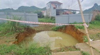 Vụ người đi xe máy rơi xuống 'hố tử thần' tại Bắc Kạn: Mưa lớn cản trở công tác cứu hộ