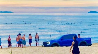 Lái xe xuống bãi biển đông người tắm, tài xế bán tải ở Quy Nhơn bị xử phạt