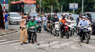 Tài xế xe ôm công nghệ bị 'tuýt còi' hàng loạt: Đi ngược chiều, leo vỉa hè, che biển số