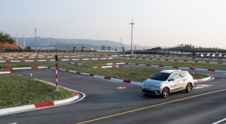 Học lái xe bằng ô tô điện rẻ và tiện, nhưng liệu có phù hợp với người dùng Việt?
