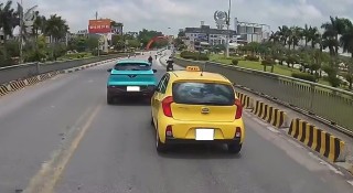 Phẫn nộ hai taxi lạng lách, chèn ép nhau giữa phố như phim hành động