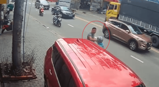 Bị nhắc nhở vì ném rác, người đàn ông lao xuống ô tô đạp nữ tài xế xe ôm công nghệ ngã sõng soài