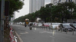 Ô tô 'nhích từng mét' trên đường Võ Chí Công, Phạm Văn Đồng vì dải phân cách cứng mới?