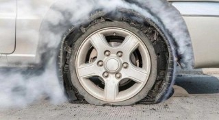 Lốp xe ô tô nổ bất ngờ khi đang chạy: Vì sao xảy ra và xử lý thế nào cho đúng?