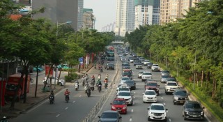 Tuyến Võ Chí Công chính thức phân làn cứng: Ô tô không được dừng đỗ trước và sau nút giao 50m