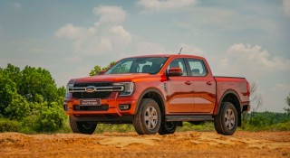Ford Ranger bán gần bằng tất cả đối thủ cộng lại, Triton vượt mặt Hilux lần nữa