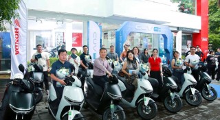 Những chiếc xe máy điện Honda CUV e: đầu tiên được bàn giao đến khách hàng thuê xe