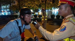 Hà Nội: Say rượu lái xe, loạt tài xế 'sập bẫy' CSGT hóa trang gần quán nhậu