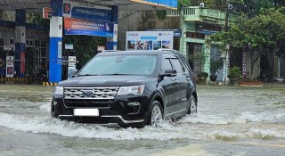 Bảo vệ ô tô thế nào trước nguy cơ ngập nước, thủy kích và cây đổ mùa mưa bão?