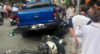 Vụ bán tải tông liên hoàn 9 xe máy ở phố Khâm Thiên: Tài xế khai xe bất ngờ rồ ga sau khi nổ máy