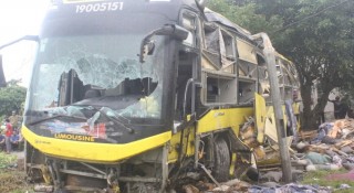 Vụ lật xe khách giường nằm ở Hà Tĩnh: 9 người thiệt mạng, tài xế khai do nổ lốp