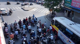 Dừng xe né nắng chờ đèn đỏ: Thói quen 'khôn lỏi' tiềm ẩn nguy cơ tai nạn và bị xử phạt