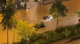 Hà Nội ngập sâu sau trận mưa 'như trút nước', chuyên gia cảnh báo thời tiết cực đoan sẽ còn tiếp diễn