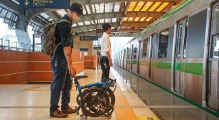 Hanoi Metro khuyến nghị hành khách nên hạn chế mang xe đạp gấp dùng pin lithium lên tàu