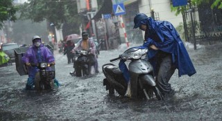 Đi xe máy mùa mưa ngập, làm gì để tránh cảnh 'chết máy - tốn tiền'?