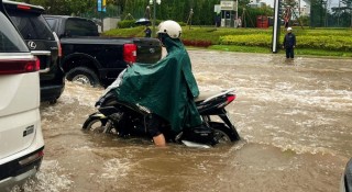 Vì sao Hà Nội khó thoát cảnh đường phố biến thành 'sông' sau mưa?