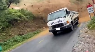 Thót tim cảnh xe tải vừa đi qua thì hàng trăm khối đất đá đổ ập xuống đường quốc lộ