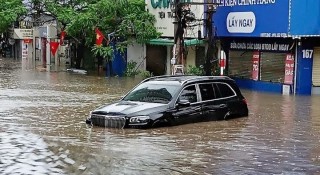 Loạt xe sang tiền tỷ mắc kẹt giữa biển nước sau trận mưa lớn ở Hà Nội