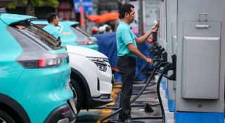 Người dùng phản ứng ra sao khi VinFast giảm thời gian miễn phí đỗ xe sau khi sạc đầy?