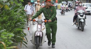 Hà Nội: Nhiều học sinh biện minh không đội mũ bảo hiểm vì 'nhà gần', 'sợ hỏng tóc'