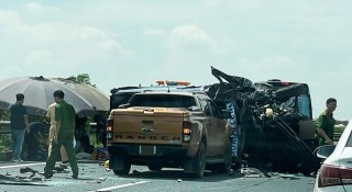 Tai nạn liên hoàn trên cao tốc Pháp Vân - Ninh Bình: Xe Limousine lật nghiêng, 8 người bị thương