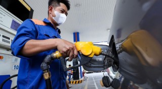 Giá xăng RON95 giảm hơn 400 đồng/lít từ 15h chiều ngày 25/9