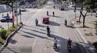 Camera AI 'soi' nửa ngày: Phát hiện hơn 1.400 xe vượt đèn đỏ trên một tuyến phố tại Hà Nội