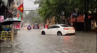 Hà Nội và các tỉnh miền Bắc chìm trong mưa lũ, giao thông nhiều nơi bị chia cắt