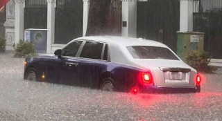 Hà Nội ngập diện rộng sau mưa lớn, loạt xe sang tiền tỷ chìm trong 'biển nước'