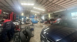 Hà Nội ngập sâu khiến hàng trăm xe 'đổ bệnh', các garage phải hoạt động hết công suất