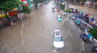 Mưa lớn xối xả do hoàn lưu bão Matmo khiến nhiều tuyến phố Hà Nội biến thành 'sông'