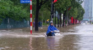 Đừng cố khởi động xe máy chết máy giữa vùng ngập nếu không muốn “tiền mất tật mang”