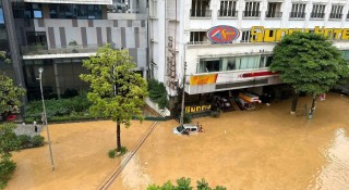 Cao Bằng: Ô tô bị nước lũ cuốn trôi, chiến sĩ công an kịp thời lao xuống dòng nước cứu người