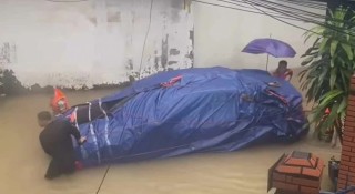 Dùng bạt chống ngập cho ô tô trở thành giải pháp 'cứu cánh' của nhiều chủ xe mùa mưa bão