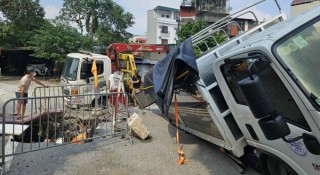 Ô tô tải rơi xuống 'hố tử thần' giữa phố ở Hà Nội, xe cứu hộ đến cũng gặp nạn