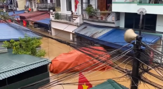 Thái Nguyên: Bọc bạt kín như bưng, chủ xe tá hỏa khi hai ô tô 'bốc hơi' sau đêm mưa ngập