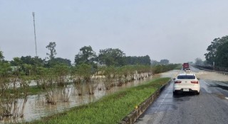 Nước lũ bất ngờ tràn lên cao tốc Hà Nội - Thái Nguyên, xe gầm thấp phải đổi hướng