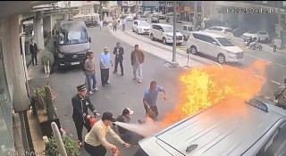 Pha giải cứu ngoạn mục: Nhân viên khách sạn kéo tài xế kẹt trong taxi đang bốc cháy ra ngoài an toàn