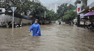 Mưa như trút nước khiến đường phố ở Nha Trang, Huế 'hóa sông', giao thông tê liệt