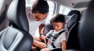 Từ năm 2026, tài xế chở trẻ dưới 10 tuổi ngồi ghế trước có thể bị phạt tới 1 triệu đồng